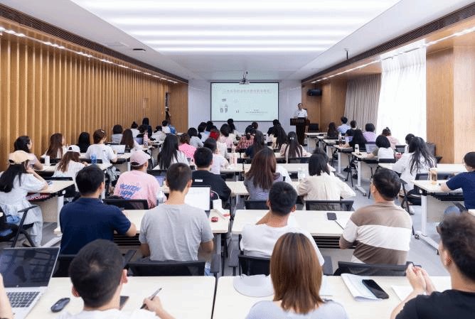 国际期刊举办与建设等内容进行了会谈
